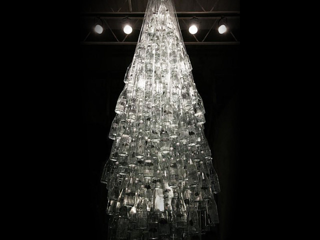 Стеклянные бутылки елка Монреаль.jpg